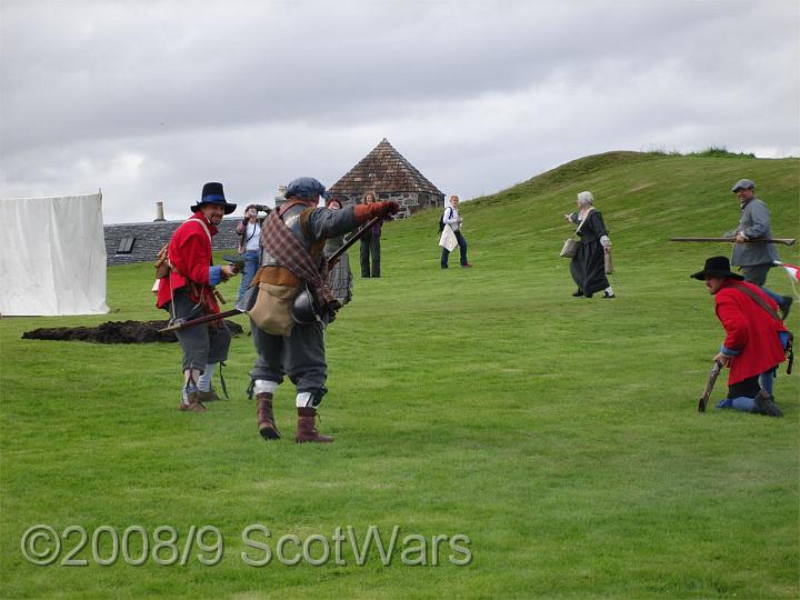 DSC00521-01.jpg - Sealed Knot - Scots BrigadeFrasers and Gordons at Duart castle, Mull, 2006Credit: Photo taken by Joan Lindsay