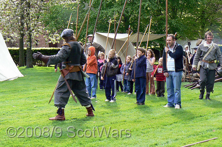 Edzell-Holiday-014.jpg - SK Edzell Castle event, May 2008.Frasers Dragoones and Gordons. Credit Joan Lindsay of Gordons Coy.