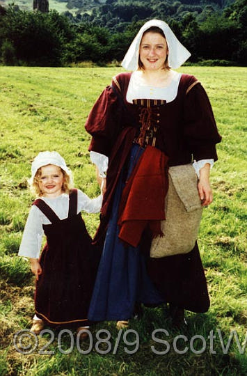 0211.jpg - Lesley and Mhairi at Falkland Palace, SK Mini 1999