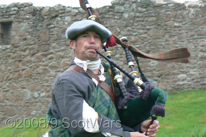 Urquhart-2007-116.jpg - Sealed Knot - Scots BrigadeFrasers, Gordons, O`Cahans and Lachtnans at Urquhart castle, June 2007Credit: Photo taken by Joan Lindsay of Sir William Gordons