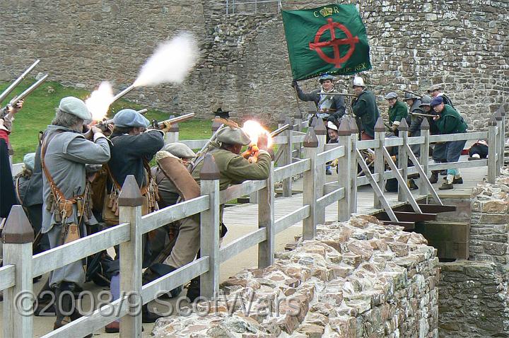 Urquhart-2007-329.jpg - Sealed Knot - Scots BrigadeFrasers, Gordons, O`Cahans and Lachtnans at Urquhart castle, June 2007Credit: Photo taken by Joan Lindsay of Sir William Gordons