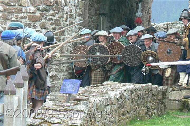 Urquhart-2007-335.jpg - Sealed Knot - Scots BrigadeFrasers, Gordons, O`Cahans and Lachtnans at Urquhart castle, June 2007Credit: Photo taken by Joan Lindsay of Sir William Gordons