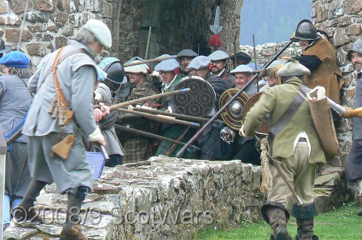 Urquhart-2007-336.jpg - Sealed Knot - Scots BrigadeFrasers, Gordons, O`Cahans and Lachtnans at Urquhart castle, June 2007Credit: Photo taken by Joan Lindsay of Sir William Gordons