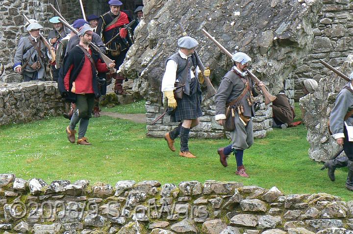 Urquhart-2007-421.jpg - Sealed Knot - Scots BrigadeFrasers, Gordons, O`Cahans and Lachtnans at Urquhart castle, June 2007Credit: Photo taken by Joan Lindsay of Sir William Gordons