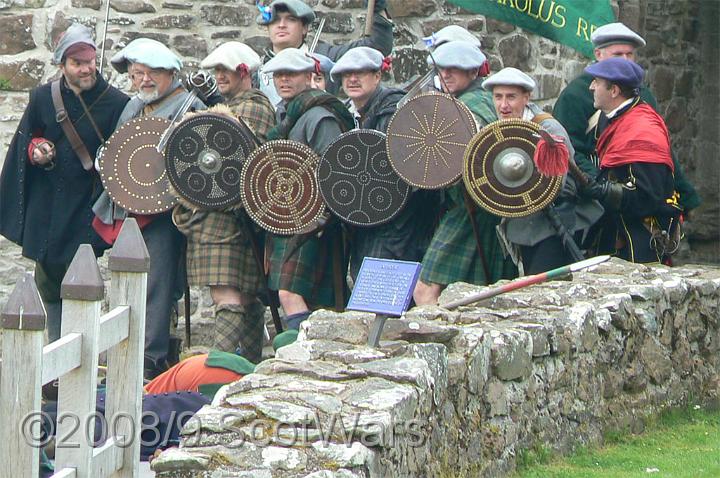 Urquhart-2007-558.jpg - Sealed Knot - Scots BrigadeFrasers, Gordons, O`Cahans and Lachtnans at Urquhart castle, June 2007Credit: Photo taken by Joan Lindsay of Sir William Gordons