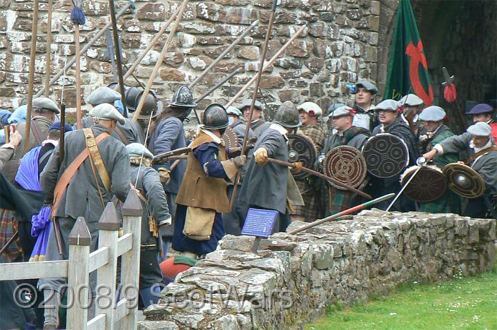 Urquhart-2007-564.jpg - Sealed Knot - Scots BrigadeFrasers, Gordons, O`Cahans and Lachtnans at Urquhart castle, June 2007Credit: Photo taken by Joan Lindsay of Sir William Gordons