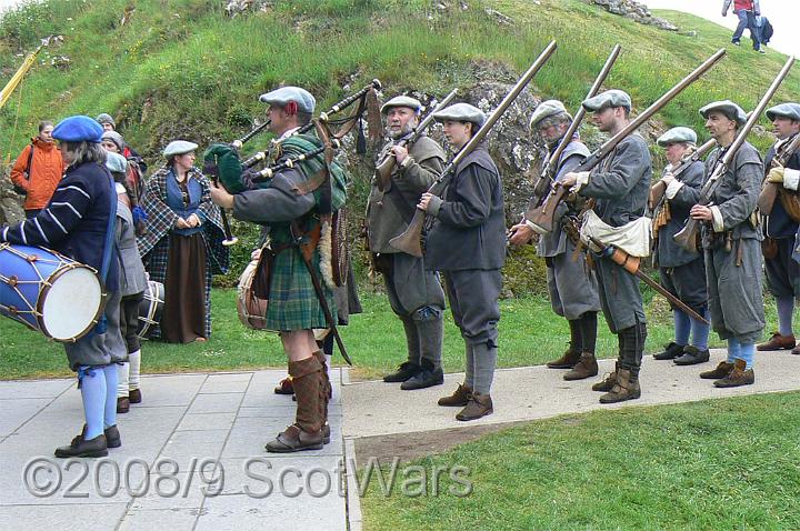 Urquhart-2007-586.jpg - Sealed Knot - Scots BrigadeFrasers, Gordons, O`Cahans and Lachtnans at Urquhart castle, June 2007Credit: Photo taken by Joan Lindsay of Sir William Gordons